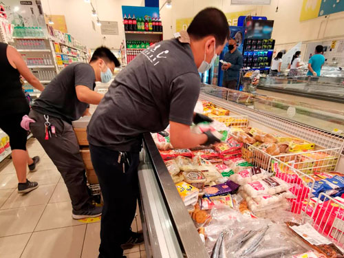 日本から輸送した冷凍食品の補充