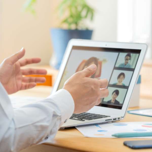 男性が自宅でweb会議をしている写真