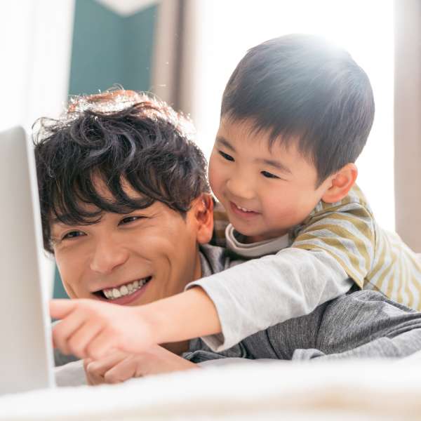 お父さんと息子がインターネットをしている写真